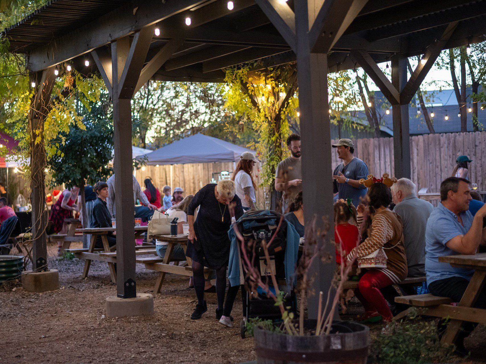 The outside patio at Künstler Brewing